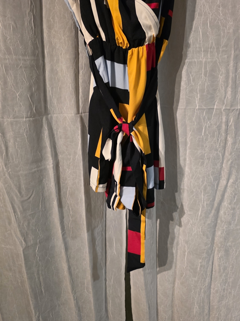 SHEIN Geometric V-Neck Sleeveless Romper in Black, Yellow & Red Colorblock Belt - Picture 3 of 6